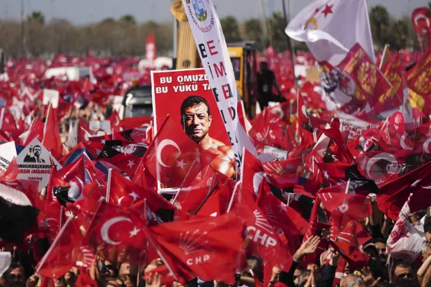 رئيس حزب «الشعب الجمهوري» أوزغور أوزيل تعهّد باستمرار المظاهرات أسبوعياً (أ.ب)