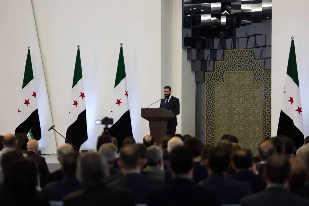 تواجه الحكومة السورية الجديدة التي يهيمن عليها حلفاء الشرع تحدياً كبيراً من جهة طمأنة السوريين وكسب ثقة الدول الغربية والمجتمع الدولي (أ.ف.ب)