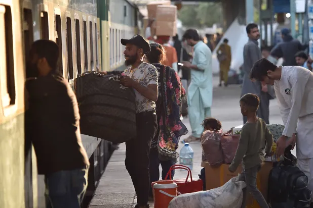 يستقل مواطنون يوم 30 مارس 2025 من محطة سكة حديد في كراتشي بباكستان قطاراً للسفر إلى مسقط رأسهم للاحتفال بعيد الفطر المبارك (إ.ب.أ)