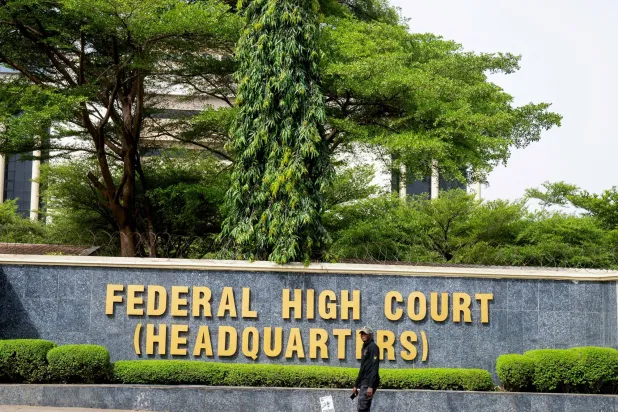 رجل أمن نيجيري في العاصمة أبوجا (رويترز)