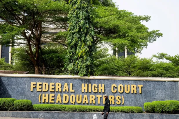 Başkent Abuja'da Nijeryalı bir güvenlik görevlisi (Reuters)