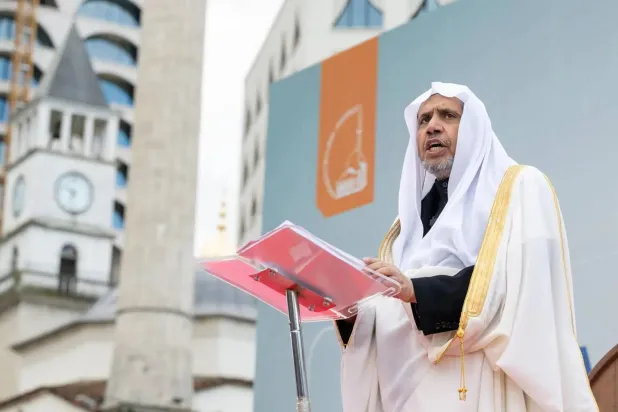 الدكتور محمد العيسى لدى إلقائه خطبة عيد الفطر في جامع تيرانا الكبير الأحد (واس)