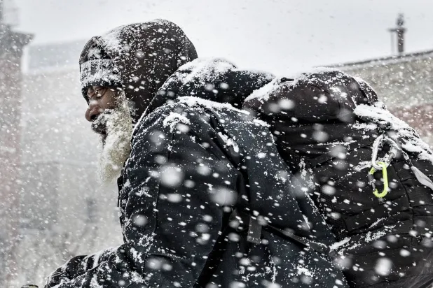 انقطاع التيار الكهربائي عن أكثر من 300 ألف مسكن في أجزاء من أونتاريو بكندا بسبب عاصفة جليدية (أ. ب)