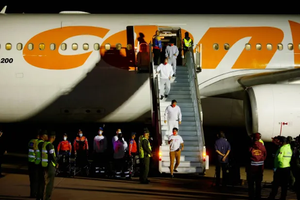 مهاجرون فنزويليون يصلون كاراكاس بعد ترحيلهم من الولايات المتحدة (رويترز)