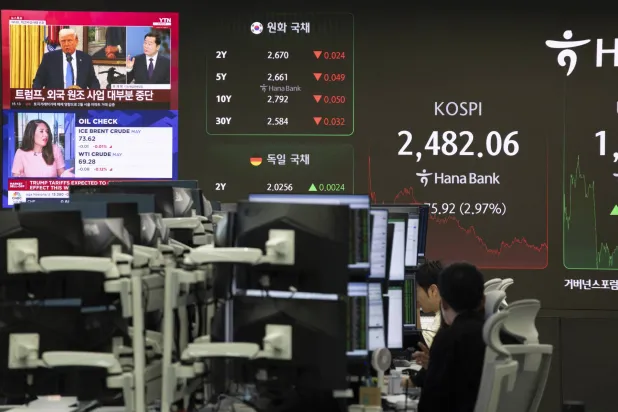 متداولون من كوريا الجنوبية يعملون أمام شاشات في بنك هانا بسيول (إ.ب.أ)