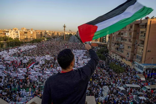 مواطن يحمل علم فلسطين عقب صلاة العيد في القاهرة (أ.ف.ب)