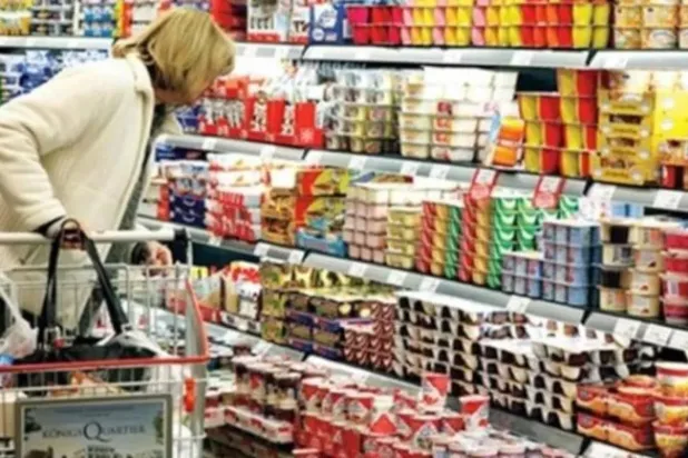 متسوقة تشتري مستلزمات البقالة في سوبر ماركت ببرلين (رويترز)