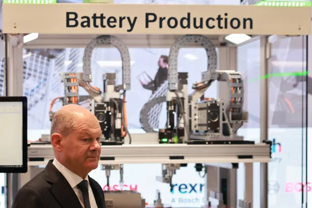 المستشار الألماني أولاف شولتز يحضر الجولة الافتتاحية لمعرض هانوفر 2025 (إ.ب.أ)