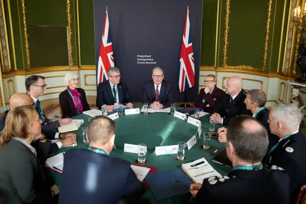 رئيس الوزراء البريطاني كير ستارمر يدير حلقة نقاشية خلال قمة مكافحة الهجرة المنظمة في لندن الاثنين (د.ب.أ)