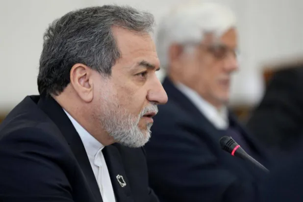 عراقجي خلال اجتماع حول العقوبات الأميركية يناير الماضي (الخارجية الإيرانية)