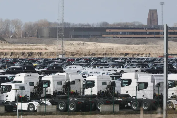 سيارات حول محطات مدخل مشغلي السيارات الدوليين في ميناء زيبروغ ببلجيكا (إ.ب.أ)