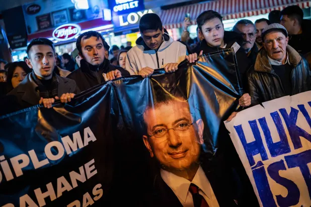 الاحتجاجات على اعتقال أكرم إمام أوغلو تحولت إلى مطالبات بالعدالة والديمقراطية (د.ب.أ)