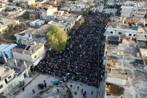 لقطة من الأعلى لحشود المصلين في الساحة العامة لمدينة القصير بريف حمص صبيحة عيد الفطر (فريق سامي التطوعي)