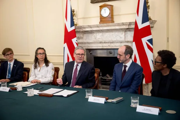 خلال لقاء رئيس الوزراء البريطاني كير ستارمر مع صانعي مسلسل «أدوليسانس» داخل 10 داونينغ ستريت لندن 31 مارس 2025 (أ.ف.ب) 