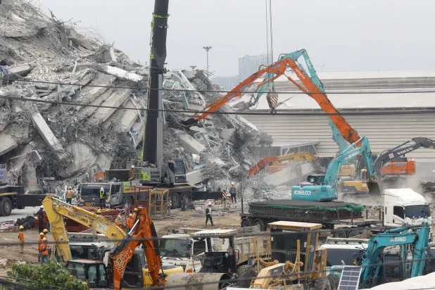 عمال إنقاذ خلال عملية البحث في موقع مبنى انهار في أعقاب الزلزال في بانكوك... تايلاند 31 مارس 2025 (إ.ب.أ)