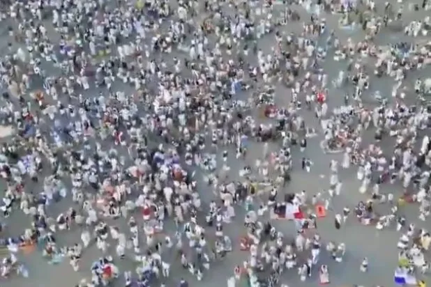 لقطة جوية لمصور يمني توضح انفضاض مصلين في إب بعد تعيين خطيب حوثي لصلاة العيد (إكس)