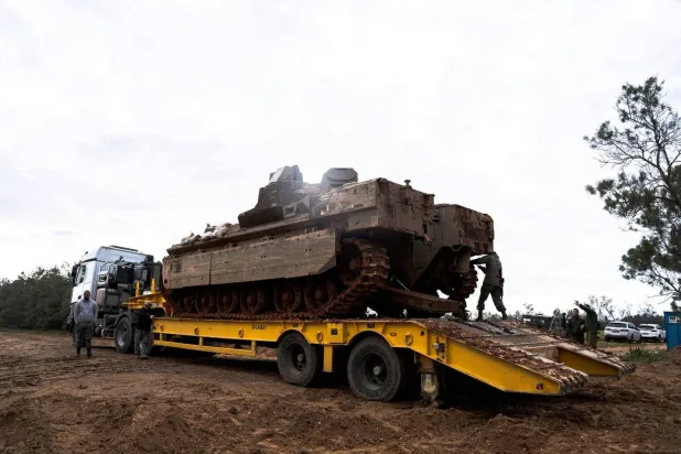 مركبة إسرائيلية مدرعة فوق شاحنة بمكان غير معروف في هذه الصورة التي أصدرها الجيش الإسرائيلي يوم 23 مارس 2025 (رويترز)
