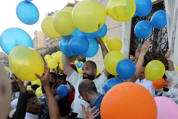 جانب من احتفال المصريين بالعيد (رويترز)