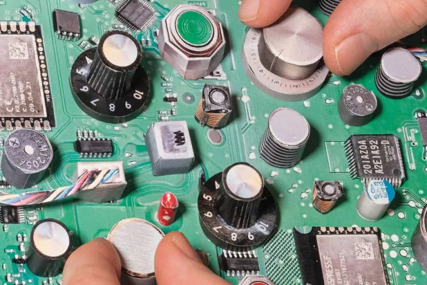 البرمجة من دون لغة برمجية تشابه عملية التحكم بالطرق القيديم بواسطة الازرار والمفاتيح