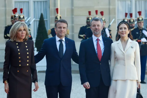 الملك فريدريك العاشر (الثاني من اليمين) والملكة ماري (يمين) من الدنمارك يستقبلهما الرئيس الفرنسي إيمانويل ماكرون وزوجته بريجيت عند وصولهما إلى قصر الإليزيه في باريس بفرنسا 31 مارس 2025 (إ.ب.أ) 