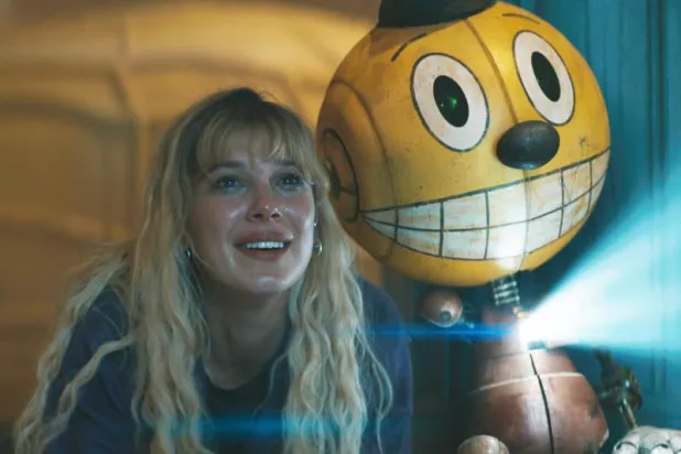 Millie Bobby Brown ve büyük sarı robot, Netflix'in Sanal Ülke'sinde (Netflix)