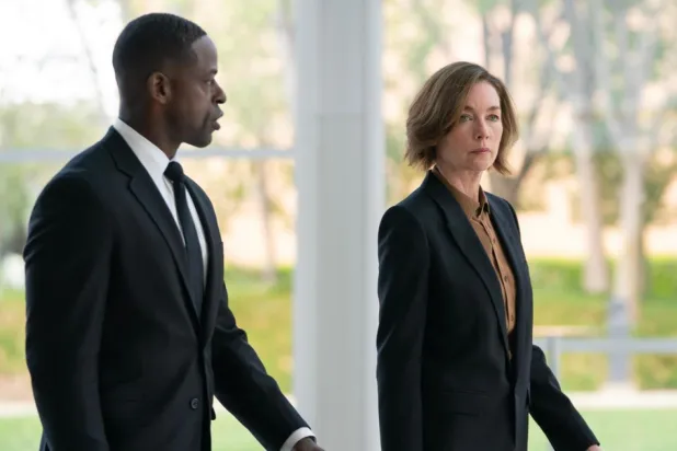 İlk sezonu 8 bölümden oluşan Paradise'ta başroldeki Oscar adayı Sterling K. Brown'a Emmy ödüllü Julianne Nicholson eşlik ediyor (Hulu)