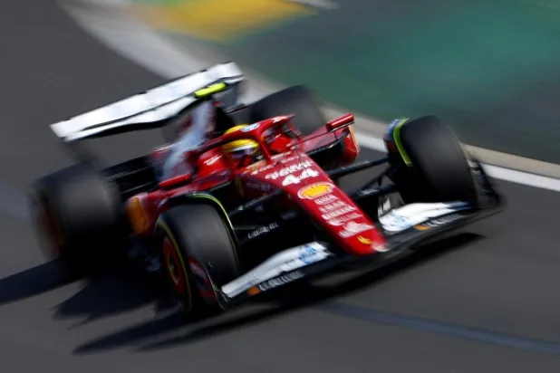 Lewis Hamilton, Ferrari'yle ilk yarışına Avustralya'daki Albert Park pistinde çıkacak (Reuters)