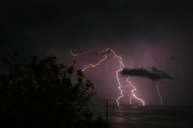Akdeniz'in üstünde çakan şimşekler (AFP)