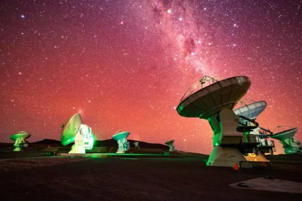 Bir grup araştırmacı Samanyolu Galaksisi'nin merkezinde gizemli "uzay kasırgaları" bulduklarını söylüyor. Bu keşfi, var olan en büyük astronomik projeyi kullanarak yaptılar (NSF/AUI/NSF/NRAO/B. Foott)