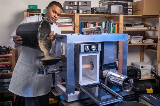 Birleşik Krallık'tan bilim insanları, mikrodalga fırınlardan esinlenerek Ay'da içilebilir su üretebilecek bir cihaz yarattıkları için 150 bin sterlin ödül kazandı (Max Alexander/Aqualunar Challenge)