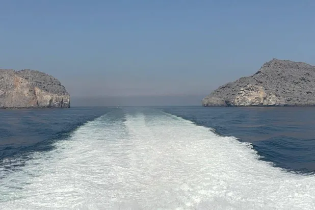 جانب من مضيق هرمز الذي تطل عليه محافظة مسندم العمانية (الشرق الأوسط)