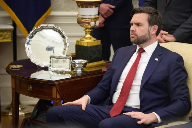 نائب الرئيس الأميركي جي دي فانس خلال لقاء الرئيس الأوكراني فلاديمير زيلينسكي والرئيس الأميركي دونالد ترمب بالبيت الأبيض (د.ب.أ)