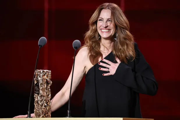 «سيزار شرف» لجوليا روبرتس (إ.ب.أ)