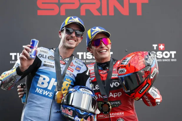 مارك ماركيز (يمين) رفقة شقيقه أليكس صاحب المركز الثاني في سباق السرعة في تايلاند (إ.ب.أ)