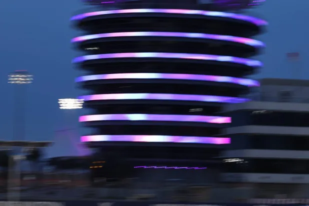 سائقا «ماكلارين» تألقا في اختبارات البحرين بحلبة الصخير (إ.ب.أ)