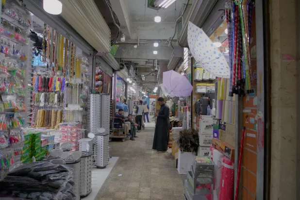 يعد الشارع تجمعاً للمحال التجارية المتخصصة في بيع ألعاب الأطفال القديمة والحديثة (تصوير: تركي العقيلي)