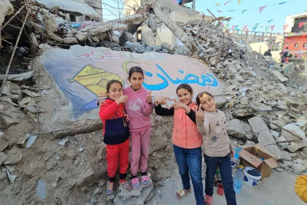 أطفال وسط أبنية مهدمة بفعل الغارات الإسرائيلية في قطاع غزة (الشرق الأوسط)