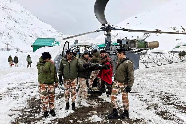 نقل ضحية من ضحايا الانهيار الثلجي بواسطة مروحية (أ.ف.ب)