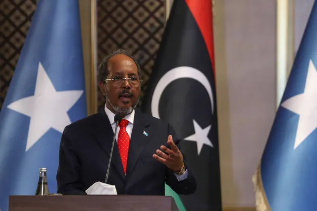  الرئيس الصومالي حسن شيخ محمود طالب بدعم حكومته في حربها على الإرهاب (أ.ف.ب)