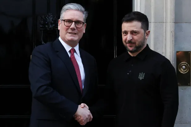 رئيس الوزراء البريطاني مستقبلا الرئيس الأوكراني أمس (رويترز)
