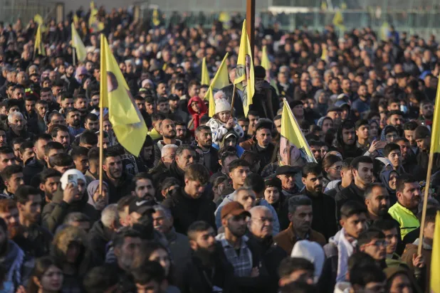 حشود من الأكراد في القامشلي شمال شرقي سوريا تعبر عن ابتهاجها بدعوة أوجلان لحل العمال الكرستاني (أ.ف.ب)