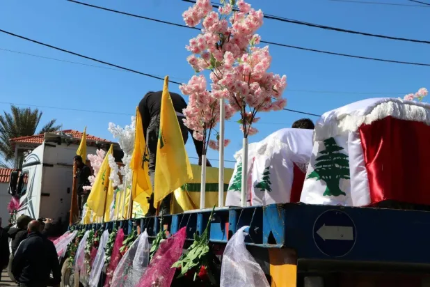 Cuma sabahı güney Lübnan'a doğru yola çıkan bir kamyonun üzerindeki tabutlar (Dolaşımda)