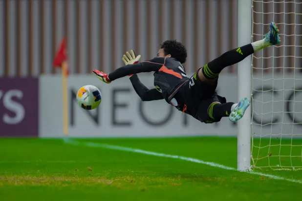 حامد الشنقيطي حصل على جائزة أفضل حارس في البطولة (المنتخب السعودي)