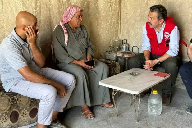 Stephan Sakalian, ICRC Head of Delegation in Syria, speaks with relatives of missing persons in Syria. (ICRC) 