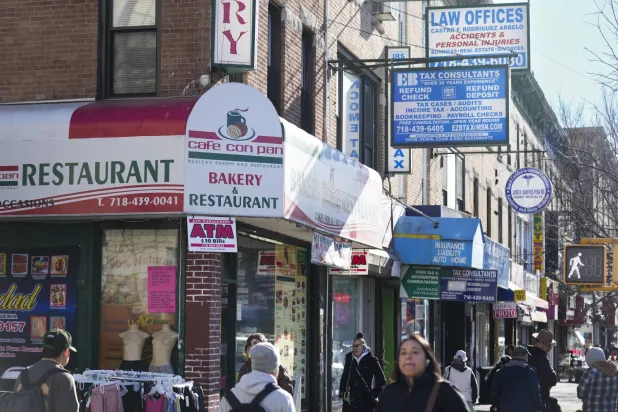 لافتات باللغتين الإسبانية والإنجليزية في بروكلين في ولاية نيويورك الأميركية (أ.ب)