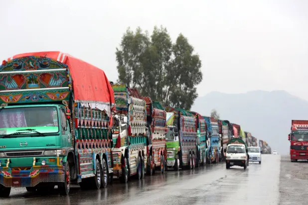 تنتظر الشاحنات التي تحمل البضائع للتجارة عبر الحدود مع استمرار إغلاق المعبر الحدودي في «تورخام» بأفغانستان يوم 25 فبراير 2025 (إ.ب.أ)