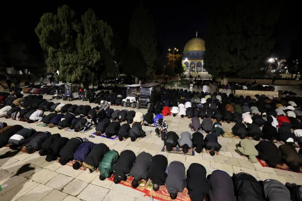 جانب من صلاة التراويح في المسجد الأقصى يوم الجمعة (رويترز)