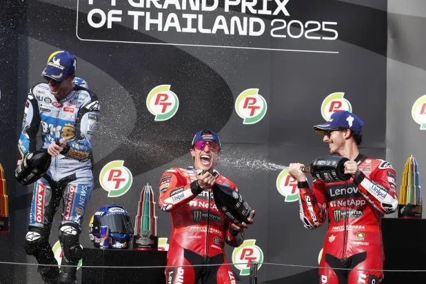 مارك ماركيز لحظة احتفاله بالتتويج (إ.ب.أ)