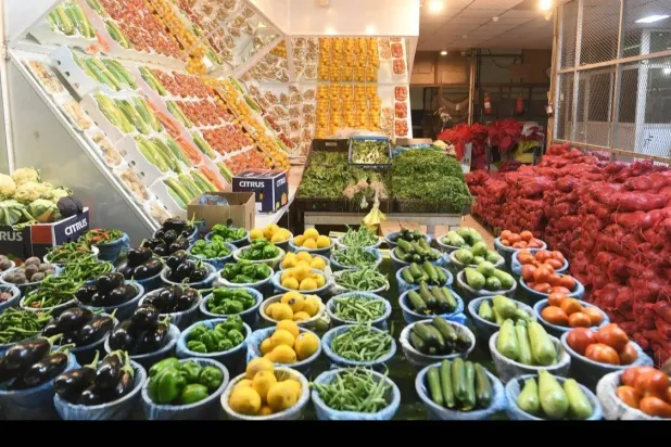 جانب إحدى أسواق الخضراوات والفاكهة إنتاجها محلي (واس)