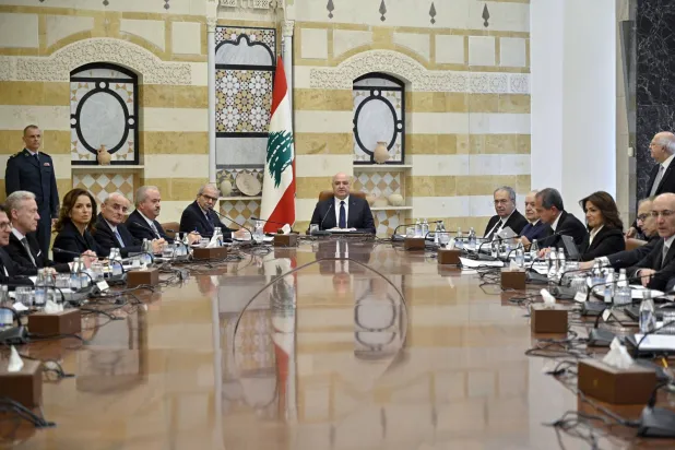 الرئيس اللبناني جوزيف عون مترئساً اجتماعاً للحكومة الجديدة بالقصر الرئاسي في بعبدا شرق بيروت يوم 11 فبراير 2025 (إ.ب.أ)